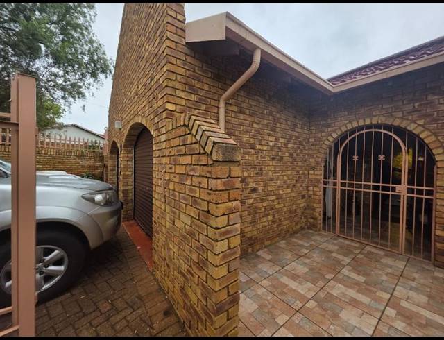 3 BEDROOM HOUSE FOR SALE IN GREENHILLS